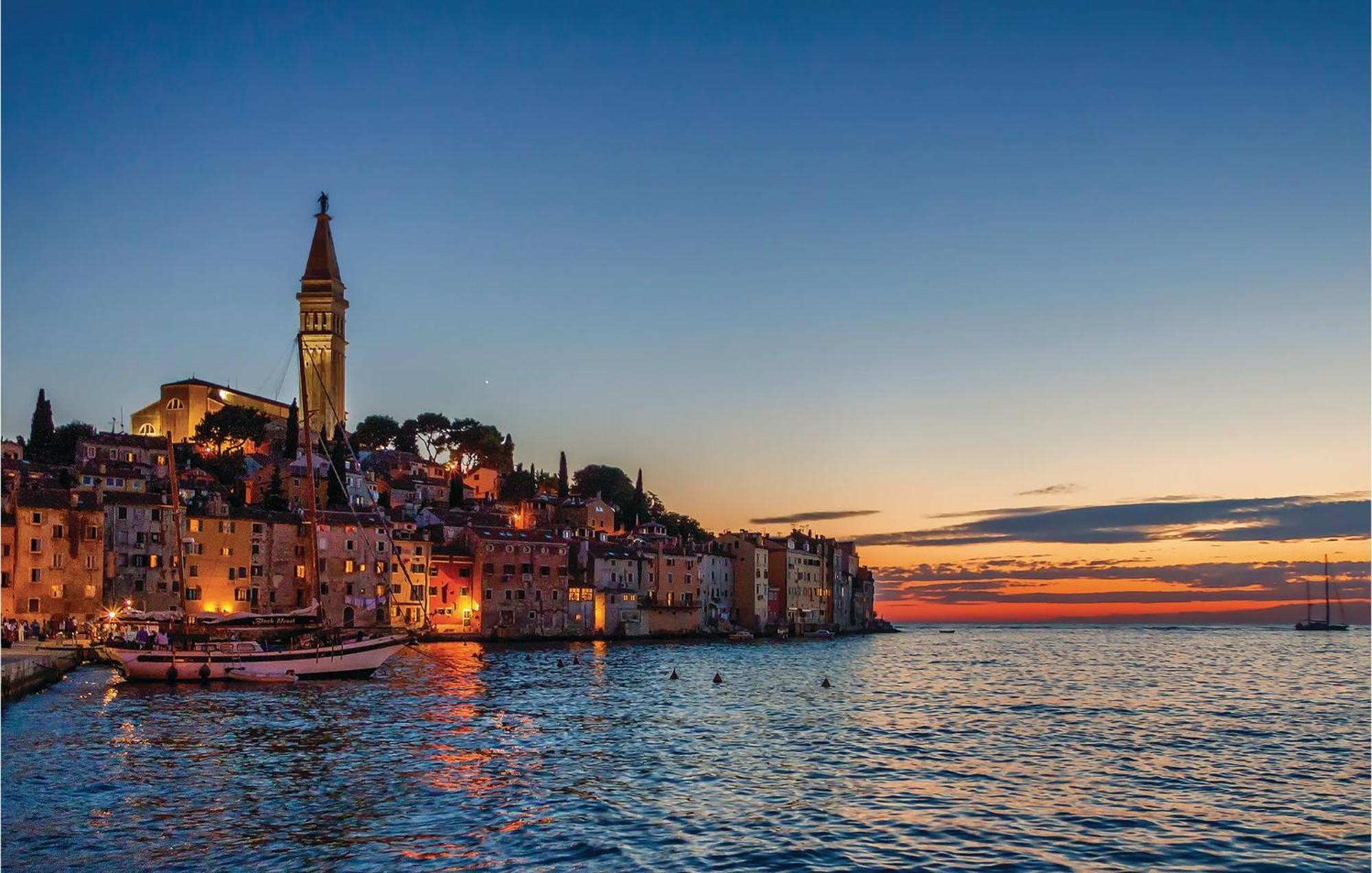 Dom wakacyjny Cozy In With Outdoor Swimming Pool Rovinj
