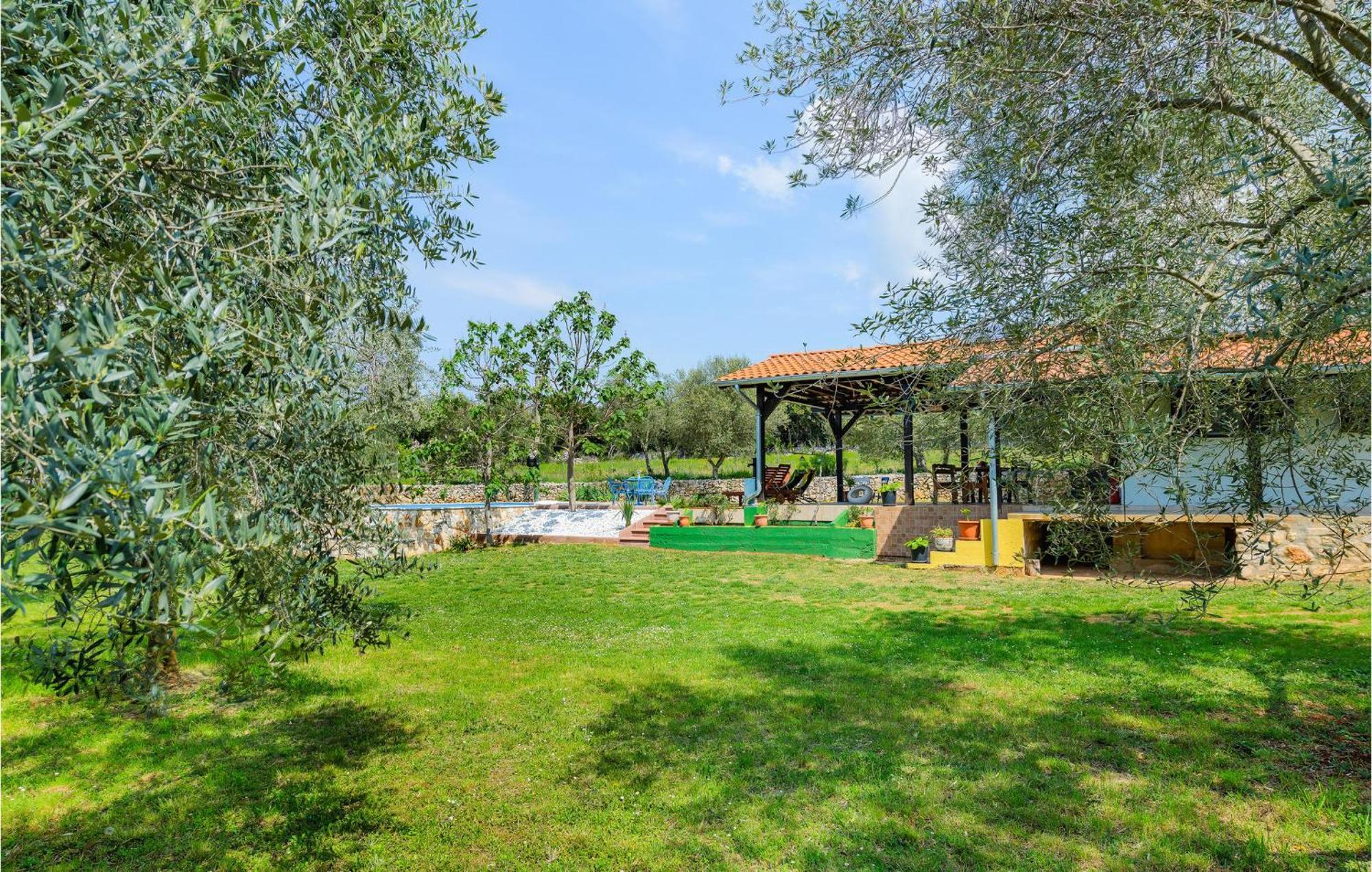 Cozy In With Outdoor Swimming Pool *