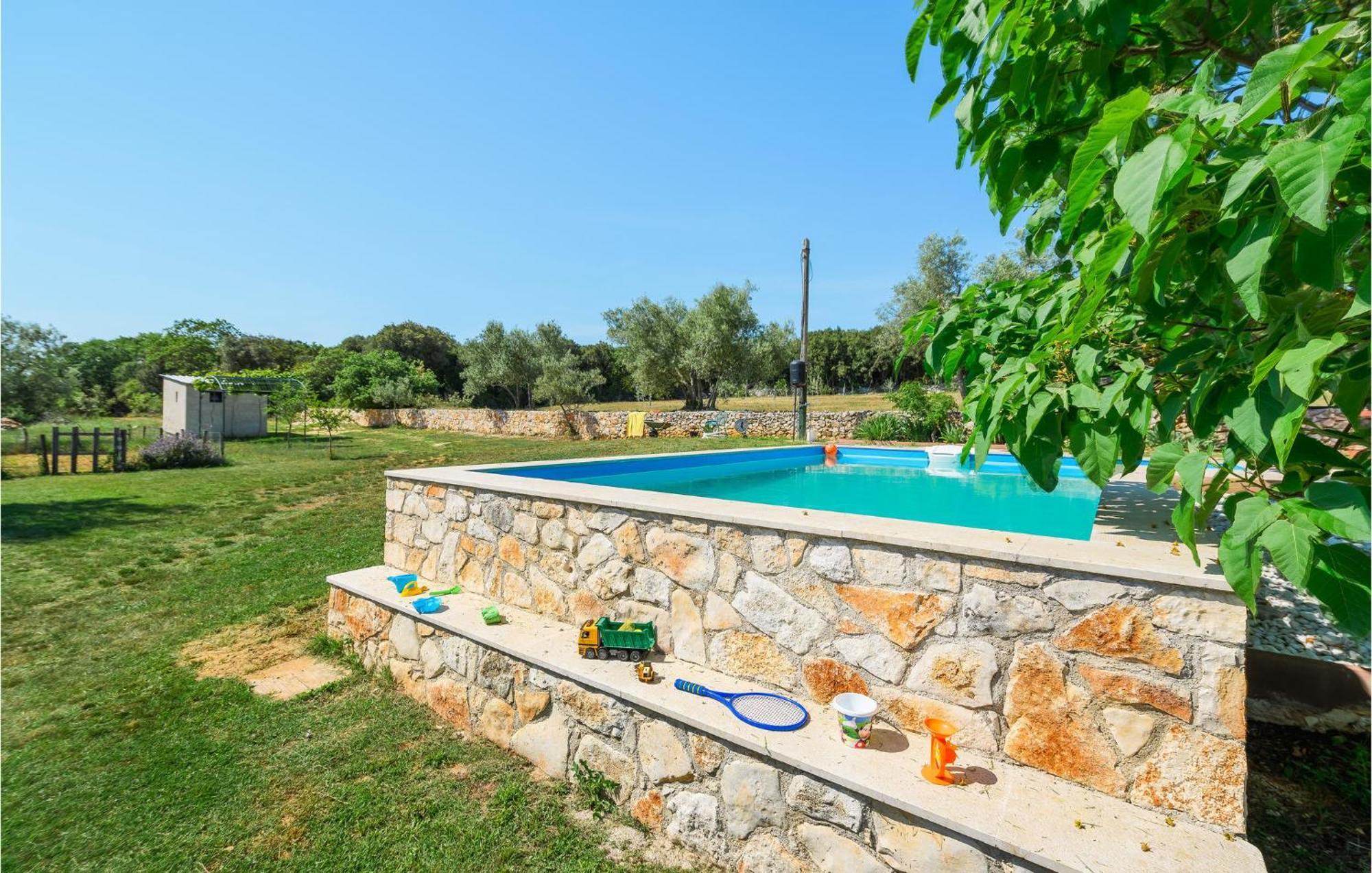 Cozy In With Outdoor Swimming Pool Rovinj