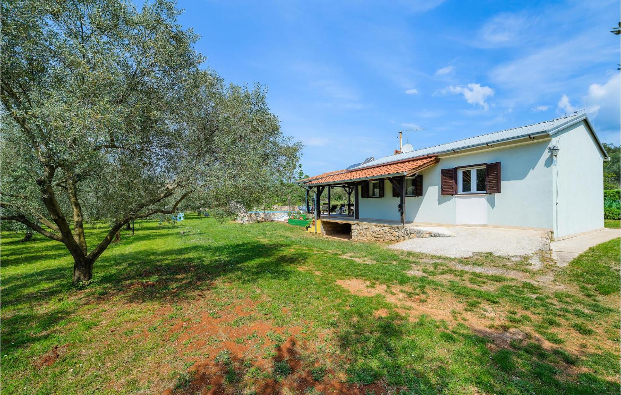 Cozy In With Outdoor Swimming Pool Rovinj
